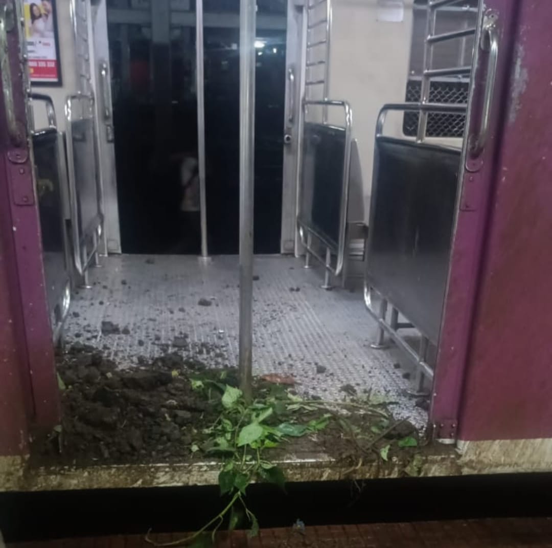 लोकलवर दरड कोसळून दोन प्रवासी जखमी