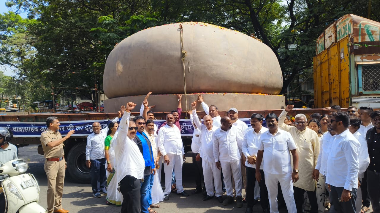 बाबासाहेबांच्या पुतळ्याच्या बुटाच्या भागाचे ठाण्यात जोरदार स्वागत