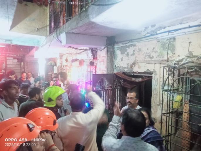 स्लॅब कोसळून दाम्पत्य जखमी; सहा घरे सील