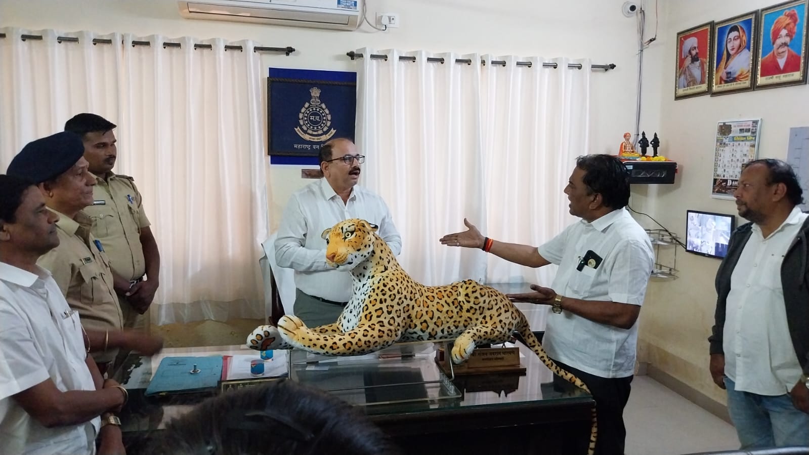 वनखात्याला बिबट्याची प्रतिकृती भेट देत आंदोलन