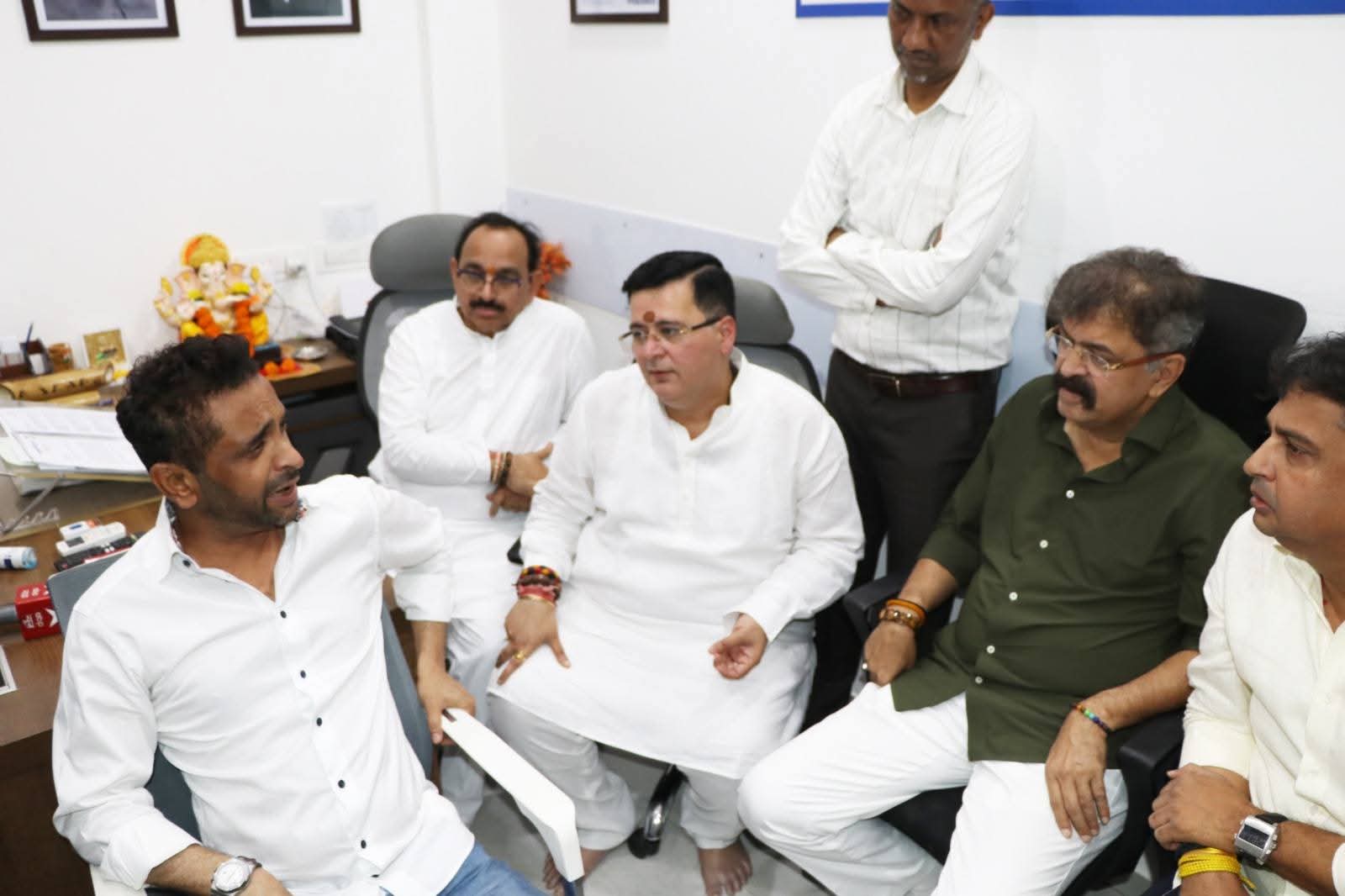 विलीनीकरणाची चर्चा अन् ठाण्यात आव्हाड-मुल्ला गळाभेट