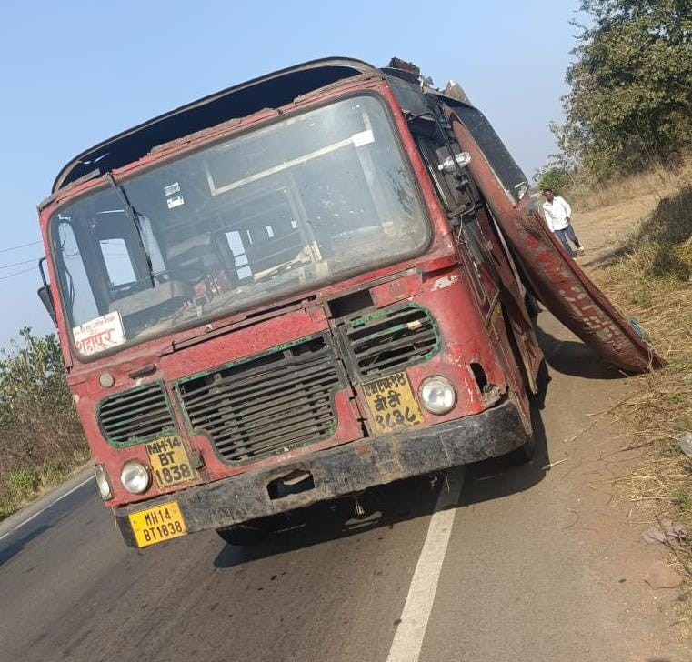 धावत्या एस.टी. बसचा टपावरील भाग कोसळला!