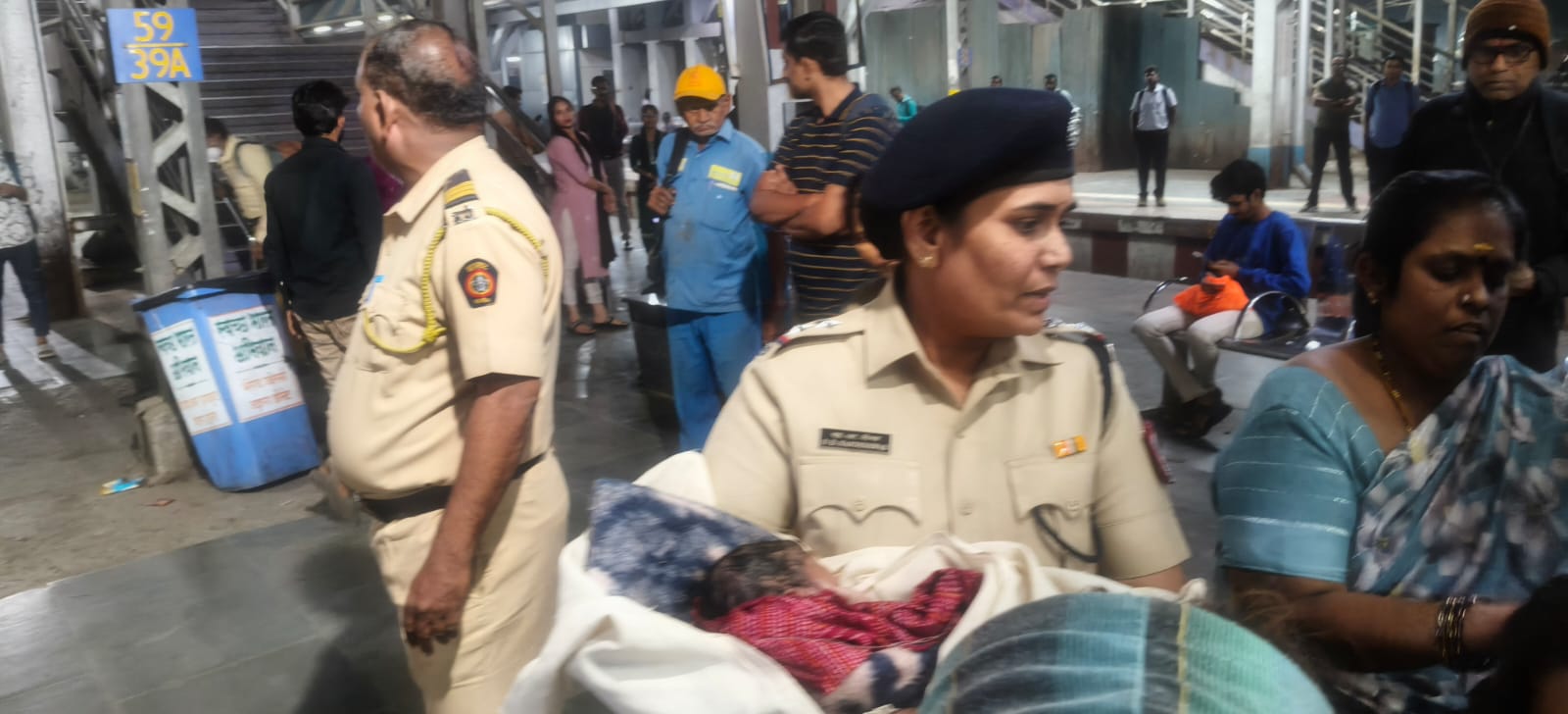 लोकल प्रवासात महिलेची प्रसूती