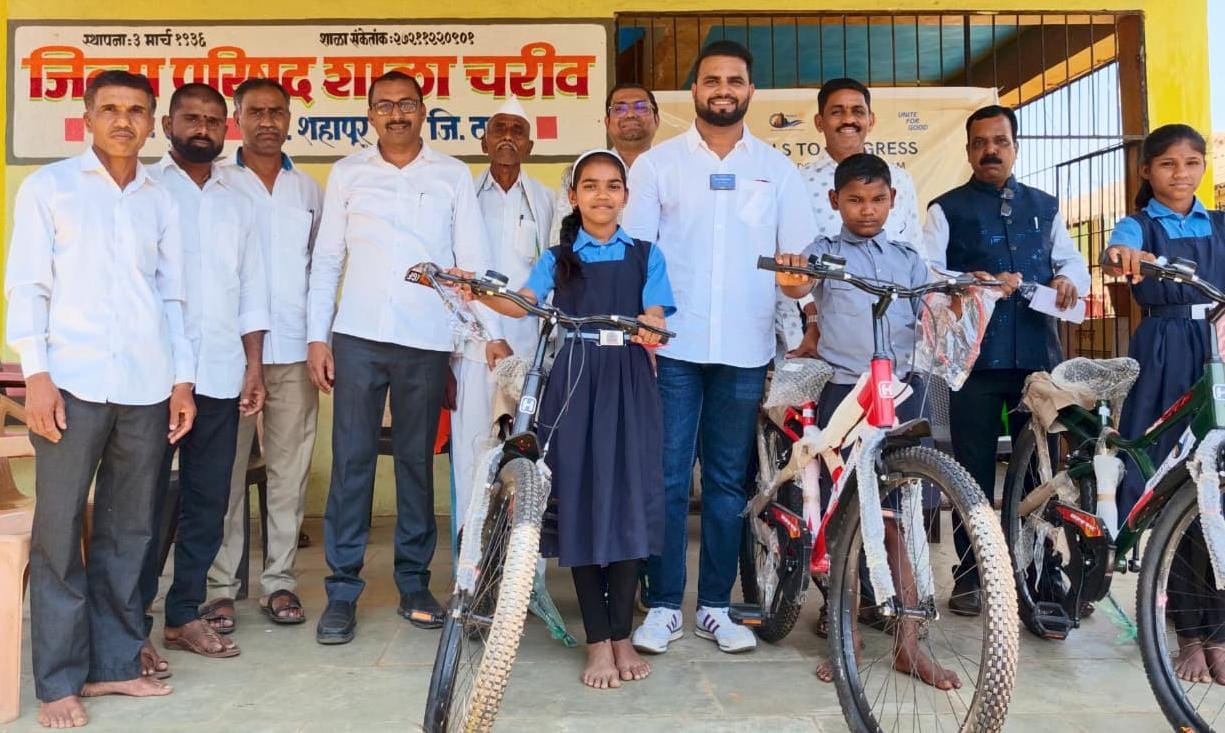 चरीव शाळेतील विद्यार्थ्यांना मोफत सायकल वाटप