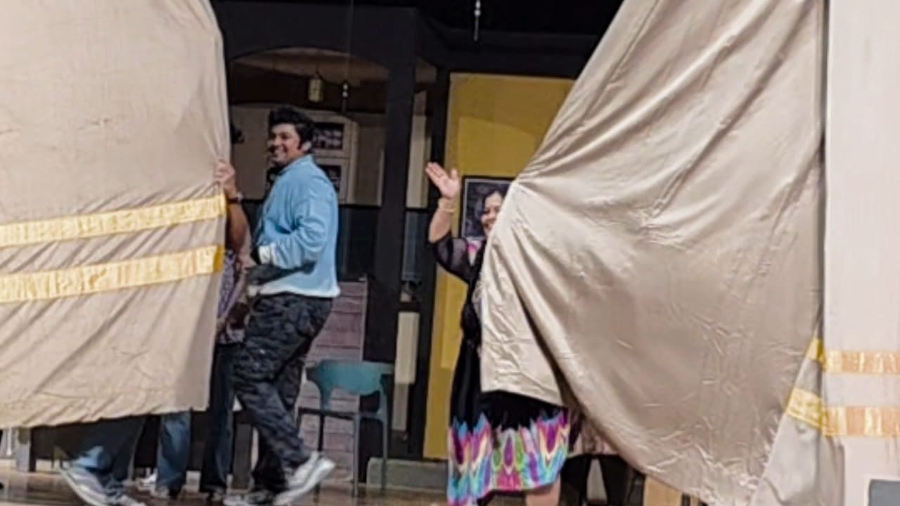 घंटा घणघणली, पण पडदा उघडेचना!
