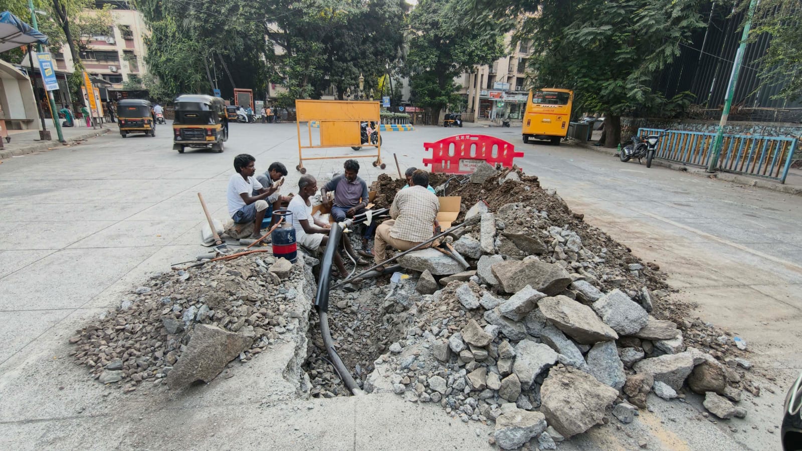 रस्त्यांची चाळण ठाण्यात; कोटींचा खड्डा मात्र शासनाला