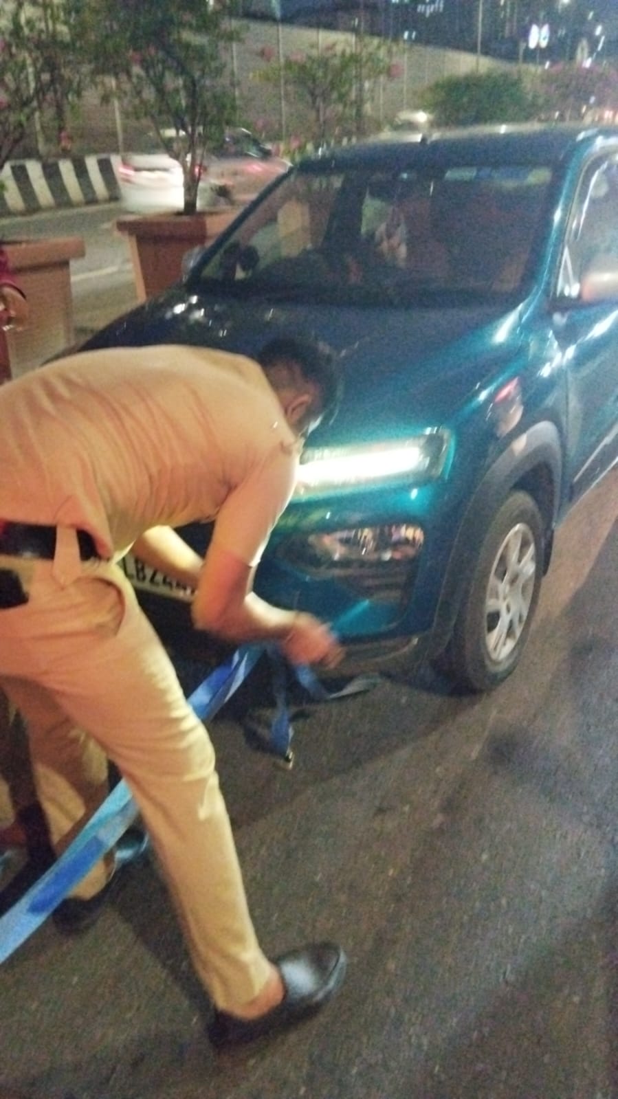 उपायुक्तांनी बंद कार टोईंग करत रस्ता केला मोकळा
