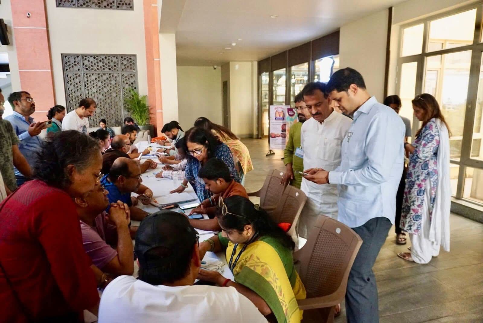 अर्पण फाउंडेशनतर्फे मतदार नोंदणी व दुरुस्ती शिबिरात