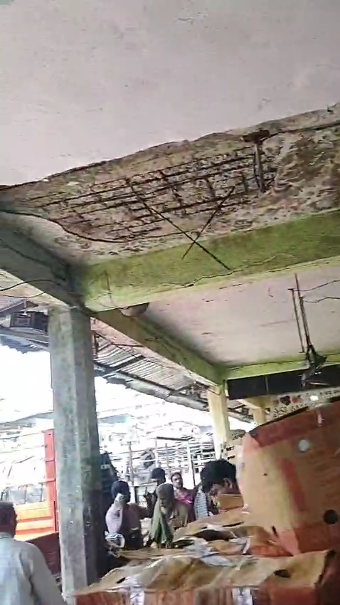 एपीएमसीमध्ये छताचा स्लॅब कोसळून दोघे जखमी