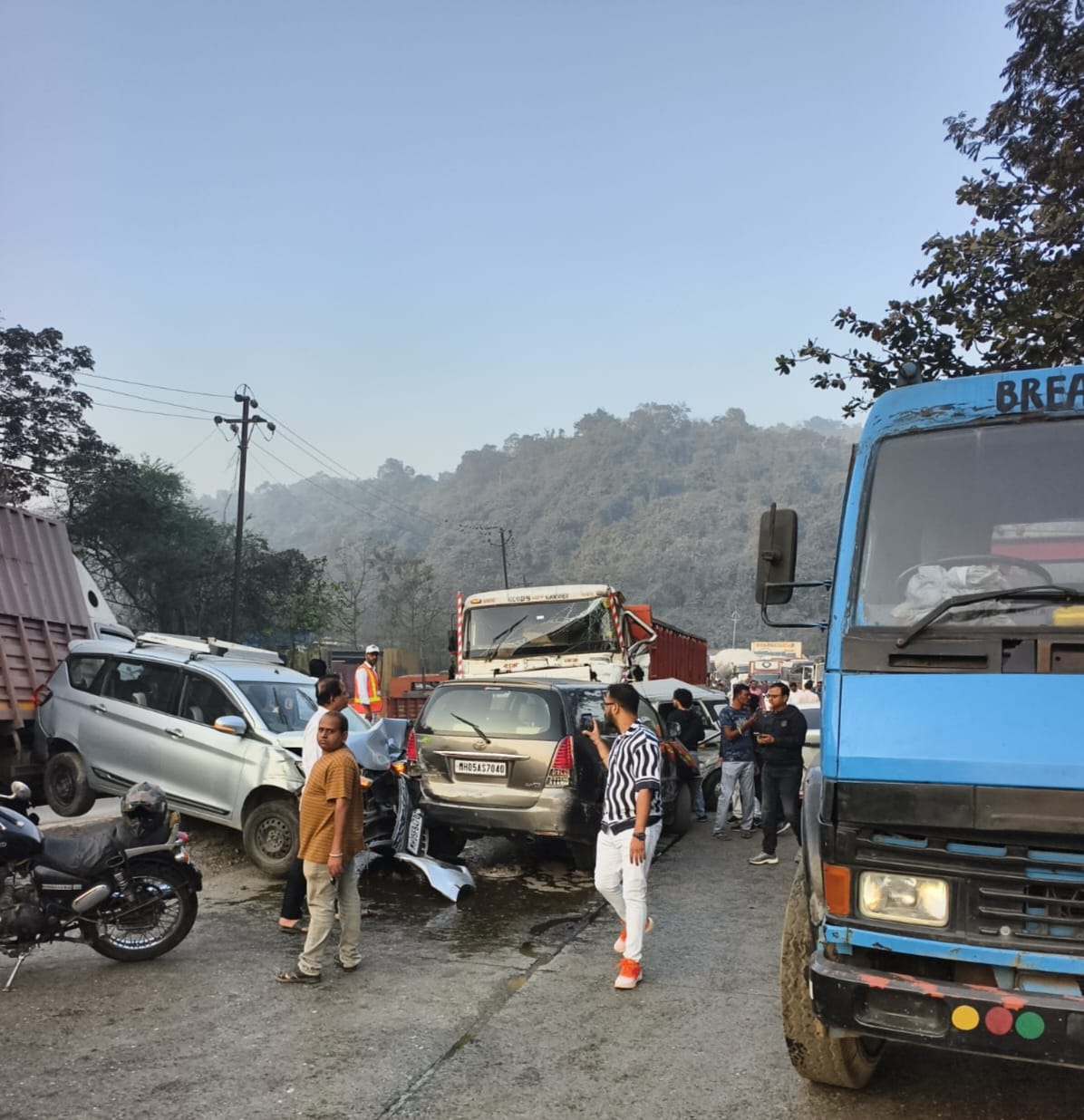 विरुद्ध दिशेने येणाऱ्या चार वाहनांना कंटेनरची धडक