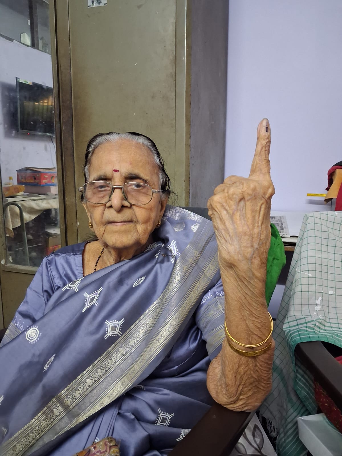 ९९ वर्षांच्या माजी शिक्षिका लीला श्रोत्री यांचे उत्साहात मतदान