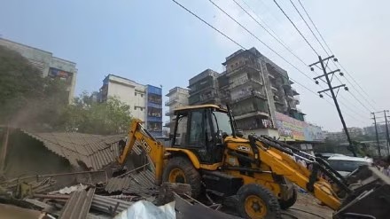 बदलापुरात आज दुसऱ्या दिवशीही कारवाई; ३५ अतिक्रमणे पाडली