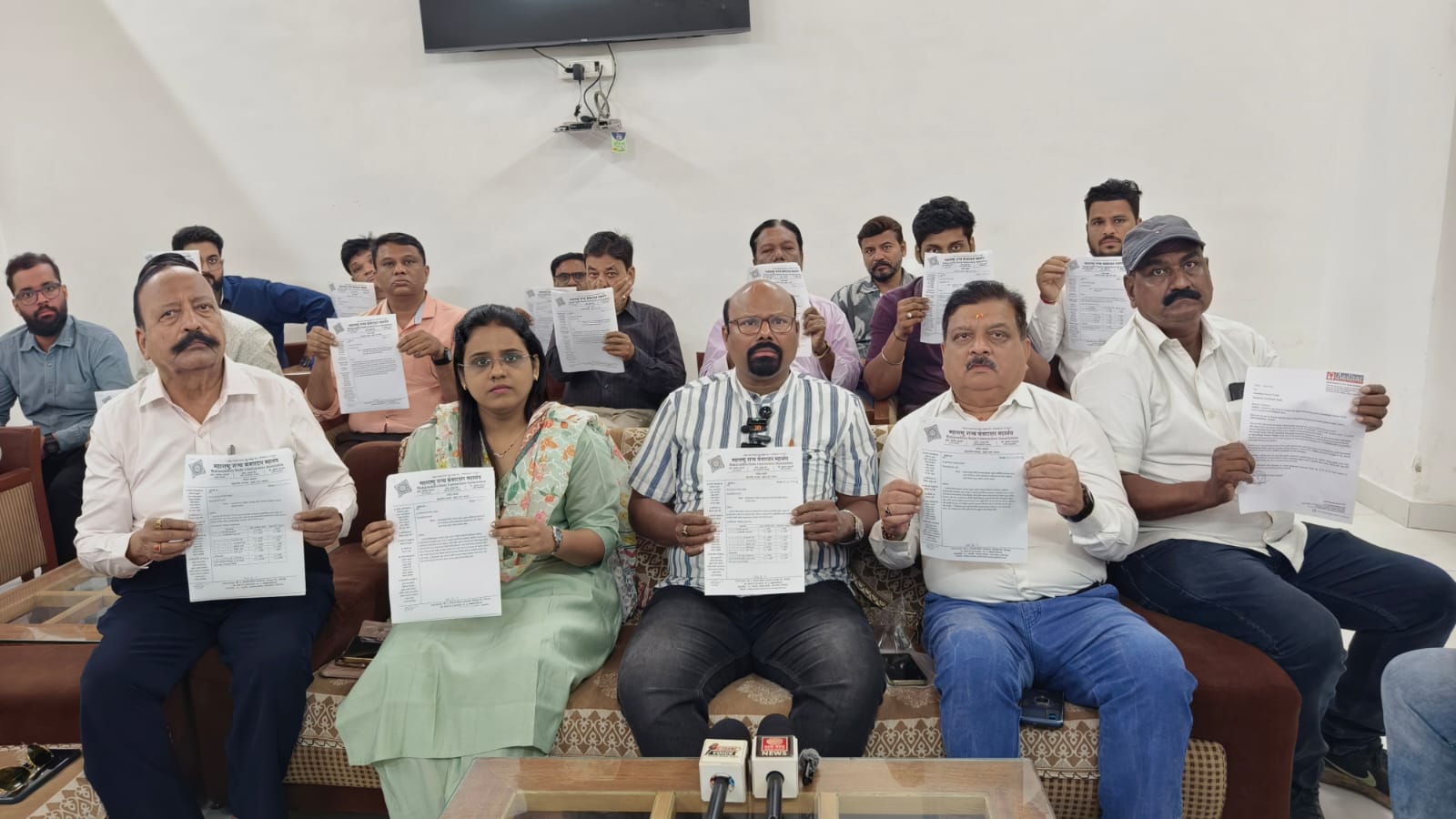 आधी बंडखोरांवर कारवाई; नंतर महासभेची लगीनघाई