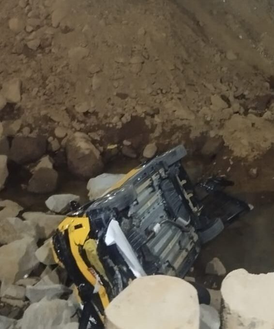 इमारतीसाठी खोदलेल्या खड्ड्यात कार कोसळली
