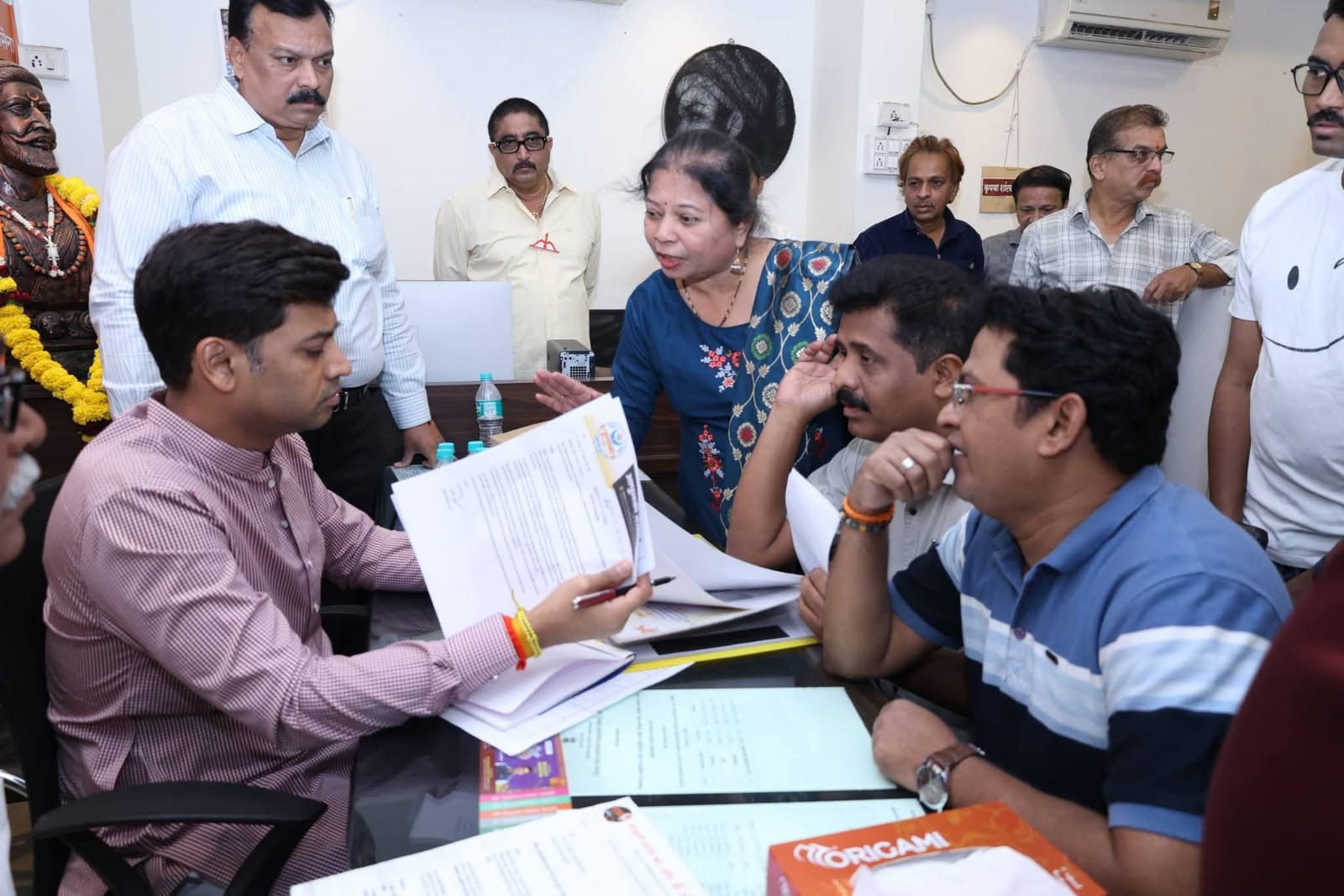 खासदार डॉ. शिंदे यांनी सोडविल्या शेकडो नागरिकांच्या समस्या