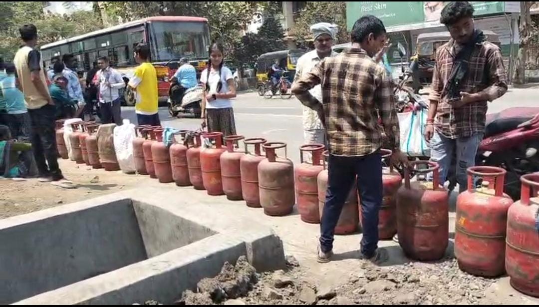 डोंबिवलीत गॅस सिलेंडरसाठी रांगा