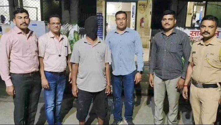स्कायवॉकखाली गांजा विक्री; छापेमारीत ७०० ग्रॅम माल जप्त