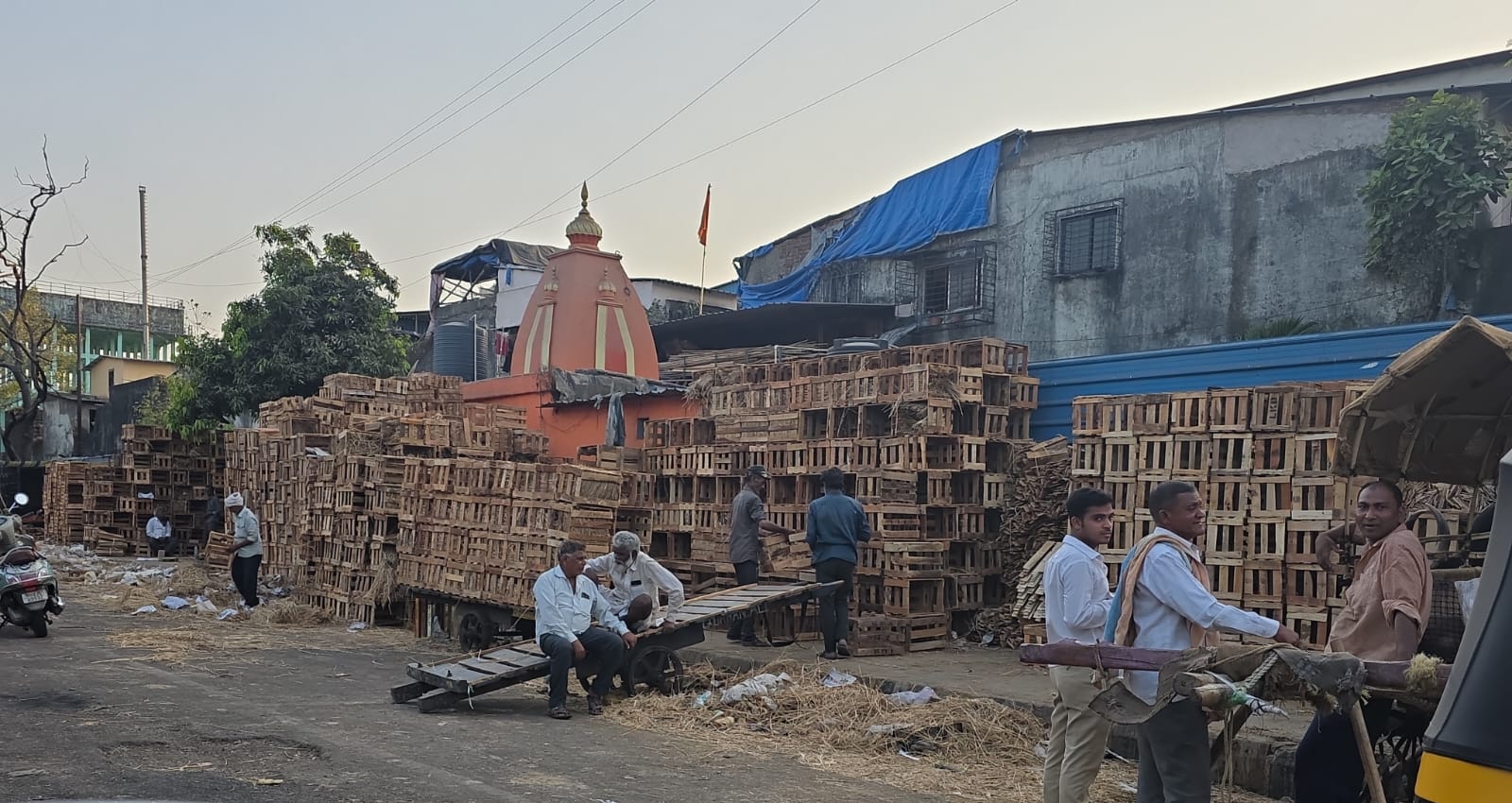 तुर्भे एपीएमसीमधील फळ मार्केट आगीच्या तोंडावर!