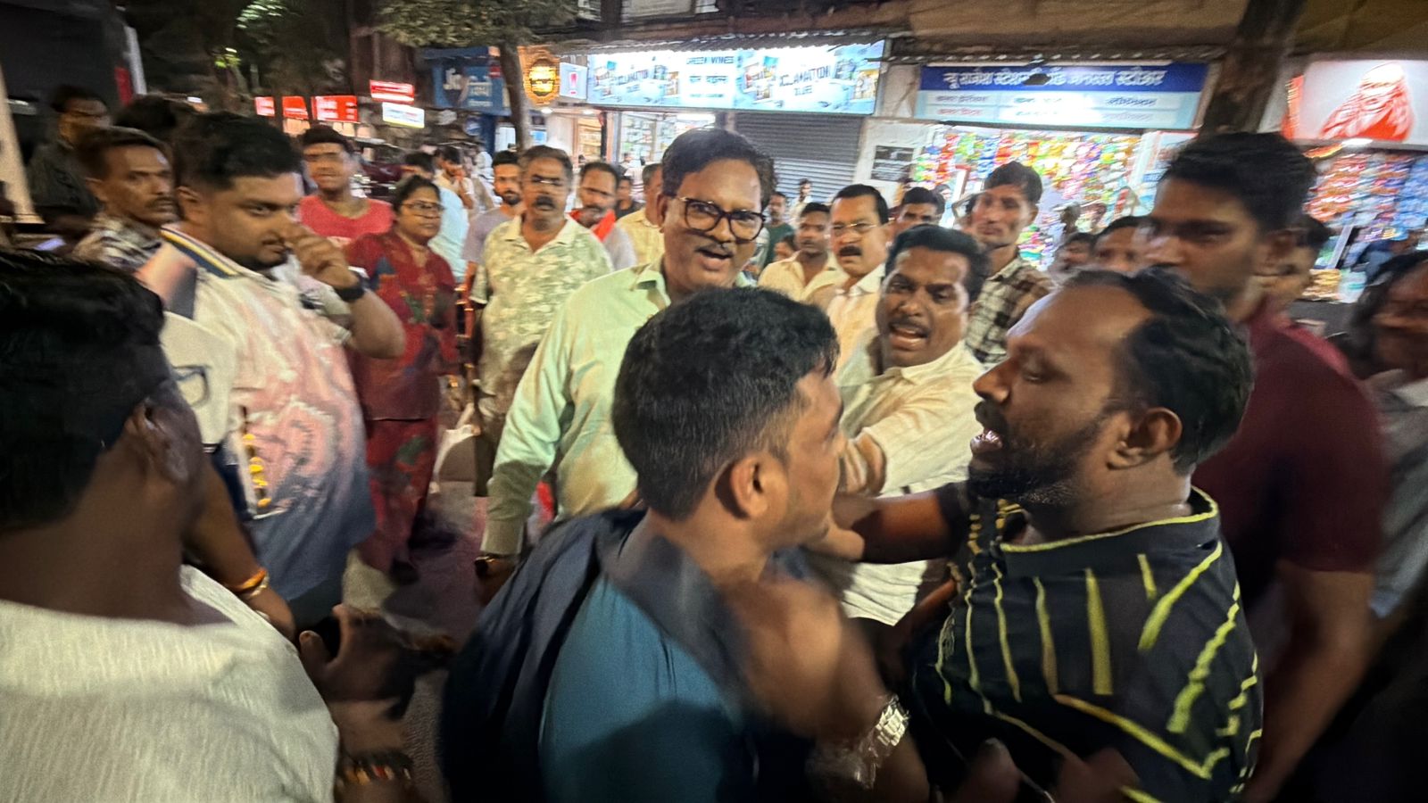 छेडछाड करणाऱ्या टोळक्याला शिवसैनिकांनी शिकवला धडा