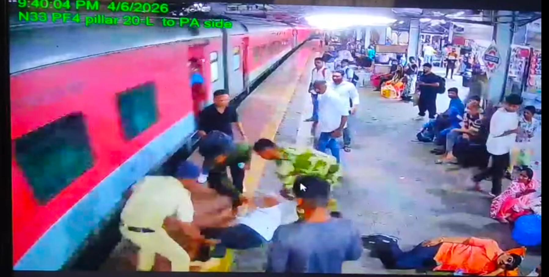 धावत्या ट्रेनला लटकलेल्या प्रवाशाचा वाचवला जीव