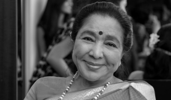 ज्येष्ठ गायिका आशा भोसले काळाच्या पडद्याआड