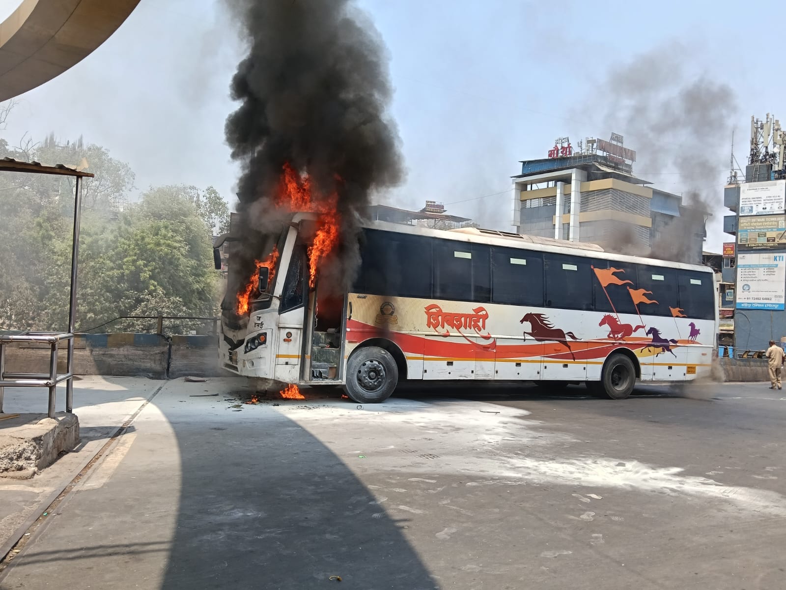 धूर येताच प्रवासी उतरले आणि बसने घेतला पेट!