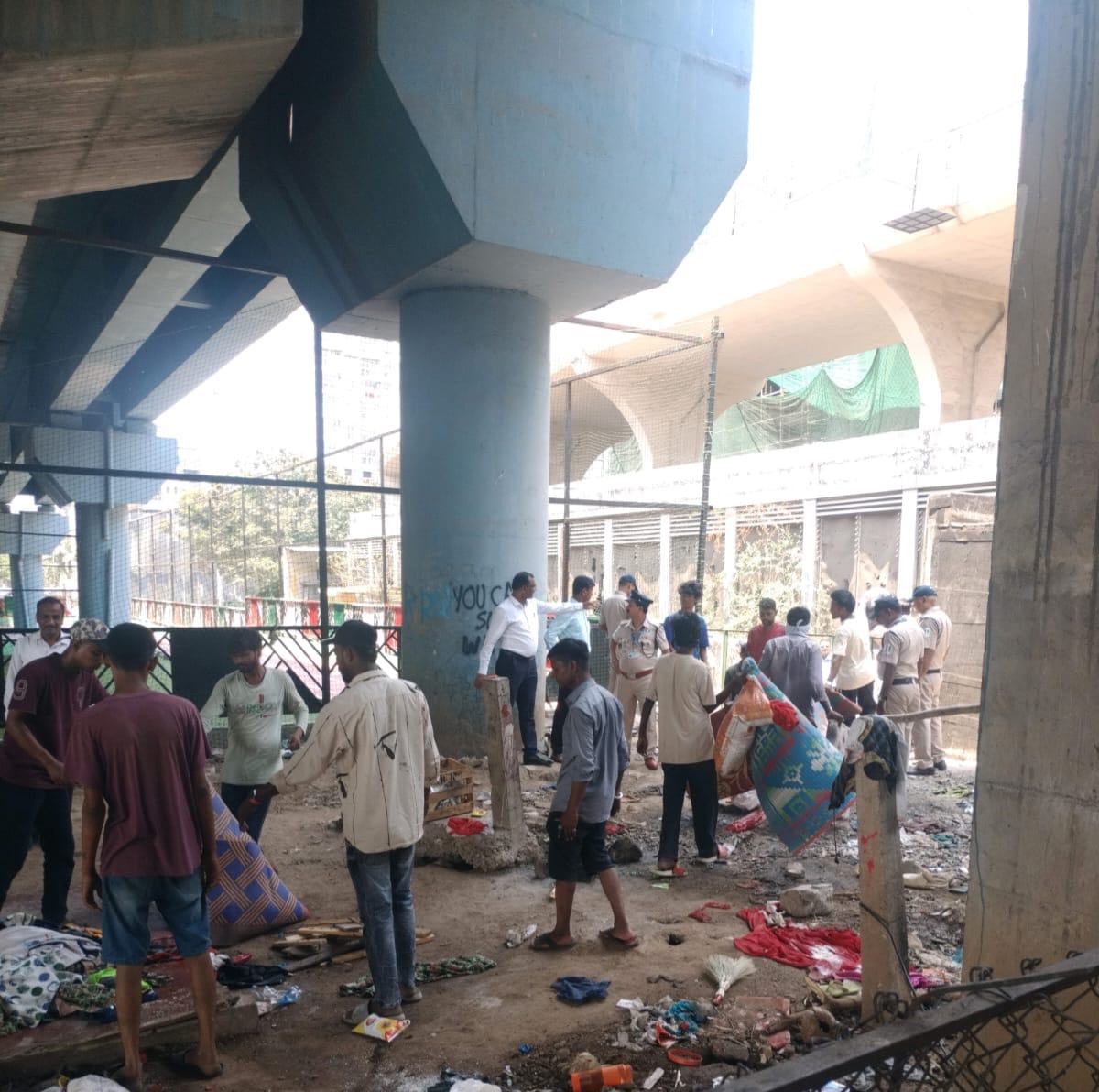 उड्डाणपुलांखालील बेघरांचे तंबू उठवले