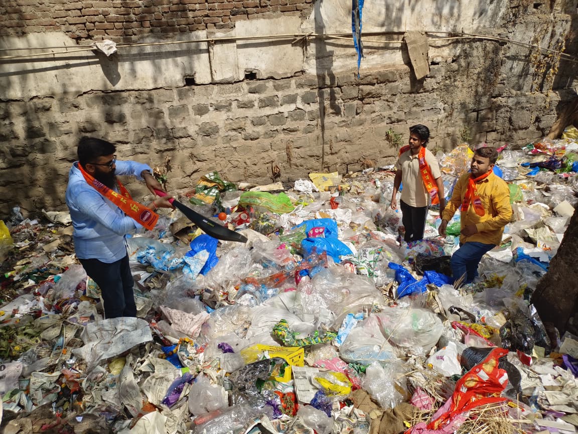 कचऱ्याने भरलेल्या नाल्यात मनसेची बॅटिंग