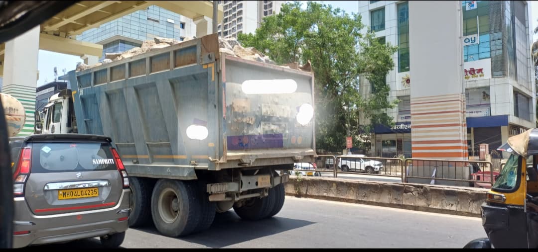घोडबंदर रोडवर उघड्या डंपर वाहनांचा वाढता धोका