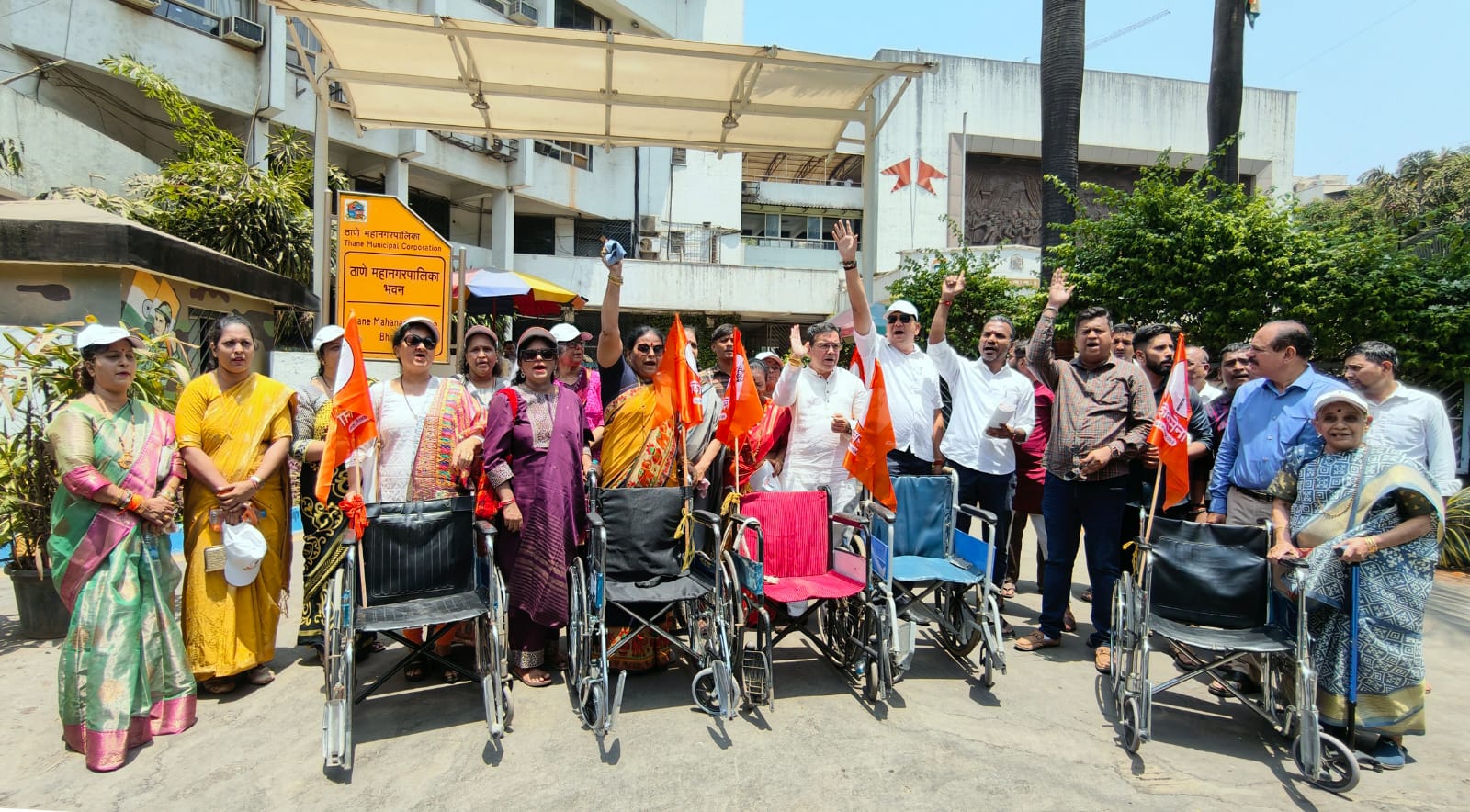 अपंग महिलेच्या स्टॉलवर कारवाई; व्हीलचेअर जप्त