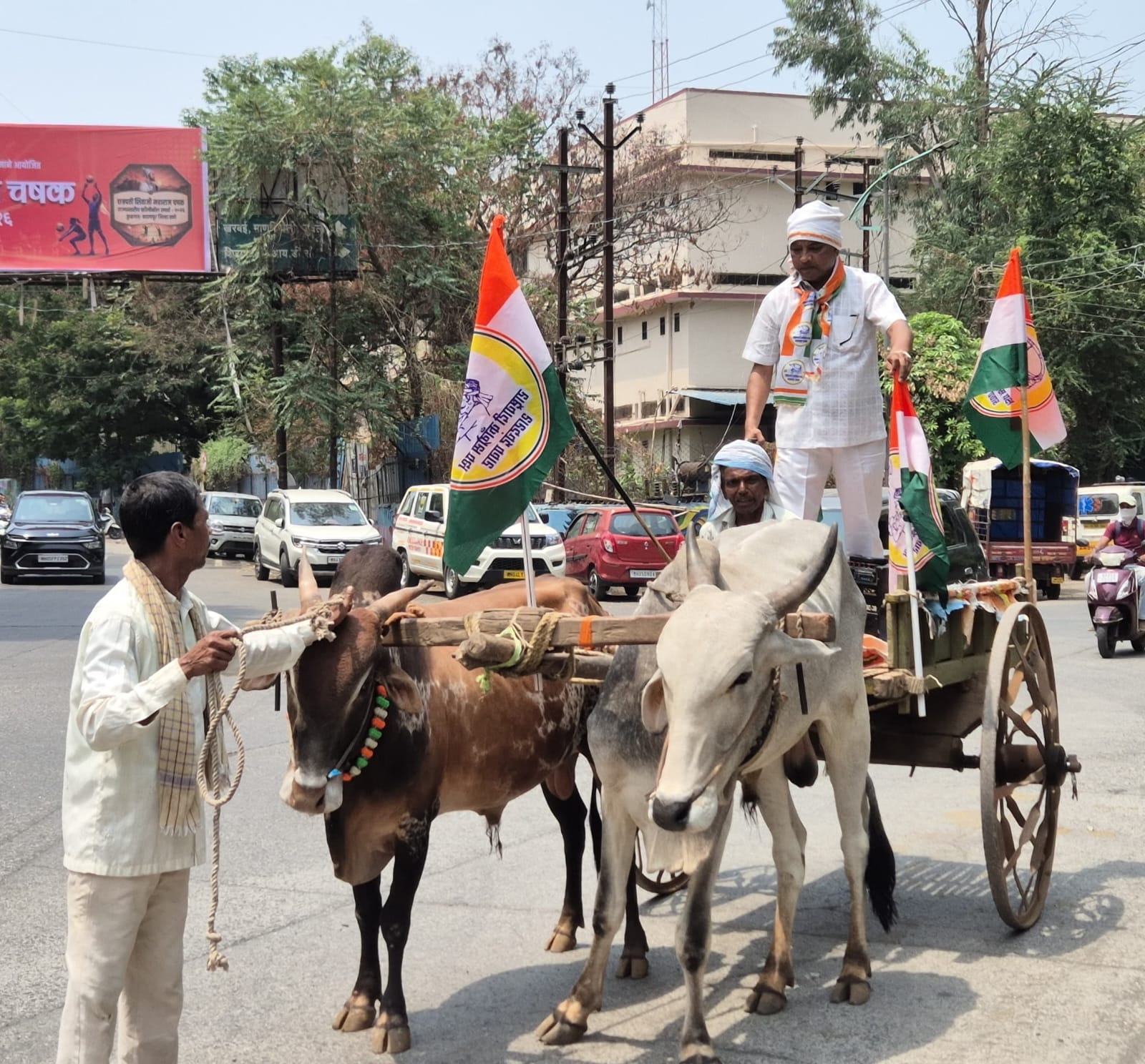 राष्ट्रवादी काँग्रेस प्रदेश सरचिटणीस बैलगाडीतून नगरपालिकेत दाखल