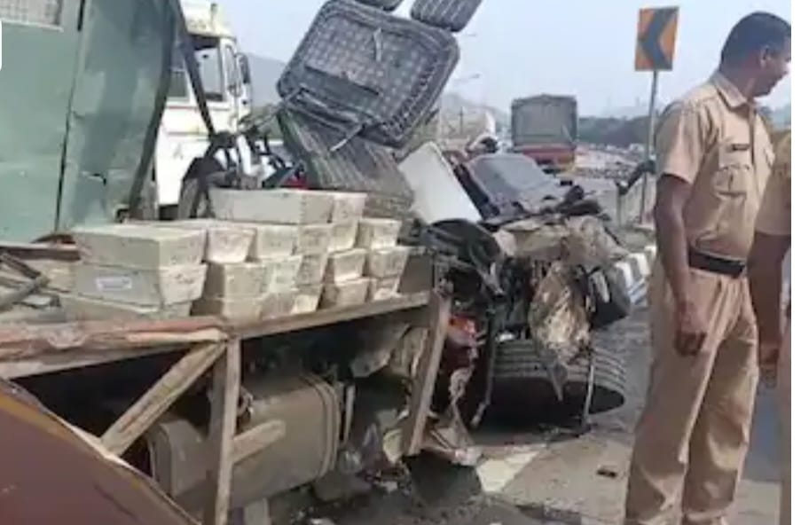 चांदीच्या विटा नेणारी व्हॅन पलटी