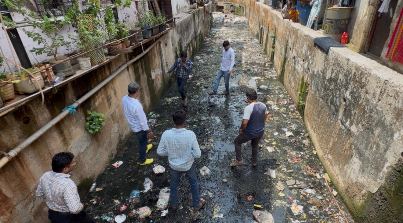 मनसेचे नाल्यात उतरून फुटबॉल आंदोलन