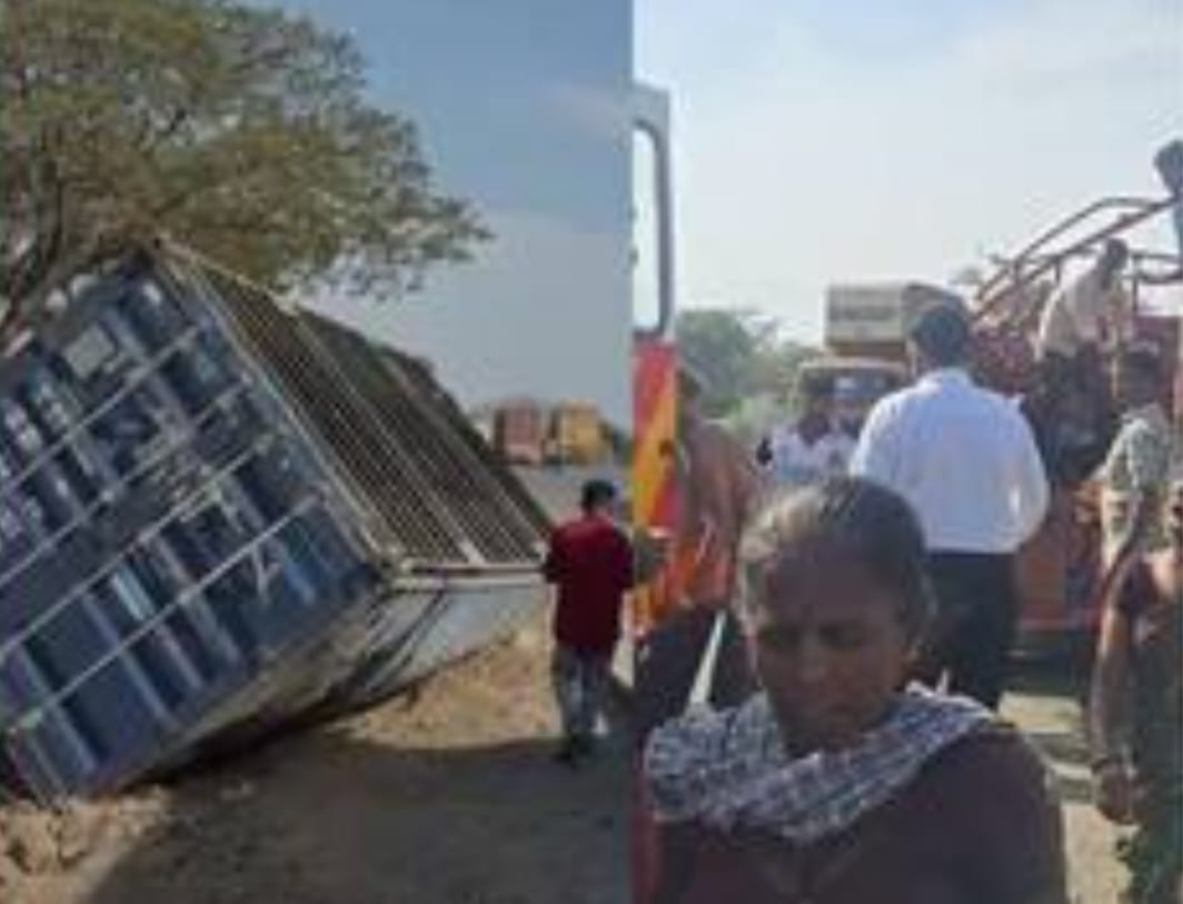 ट्रक-कंटेनरचा अपघातात १२ वऱ्हाड्यांचा मृत्यू