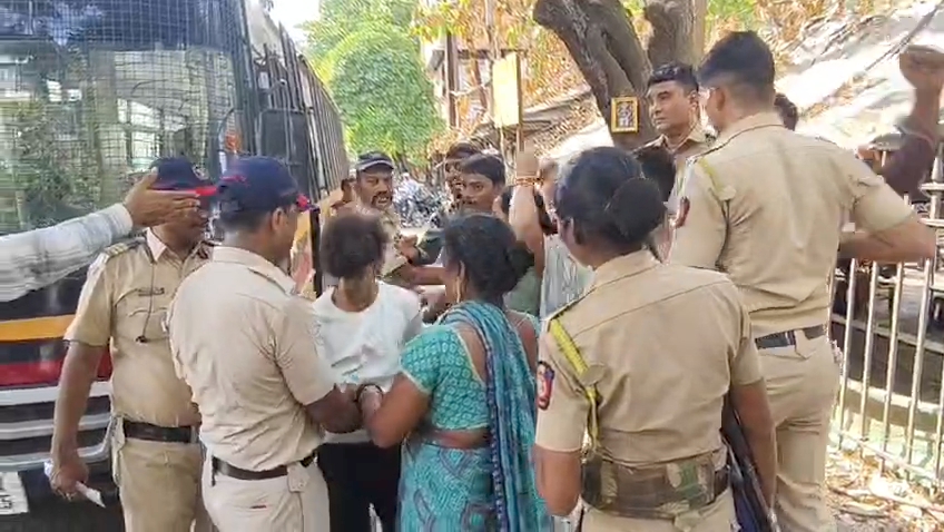 आरोपी आणि नातेवाईकांची कोर्ट आवारात पोलिसांशी हुज्जत