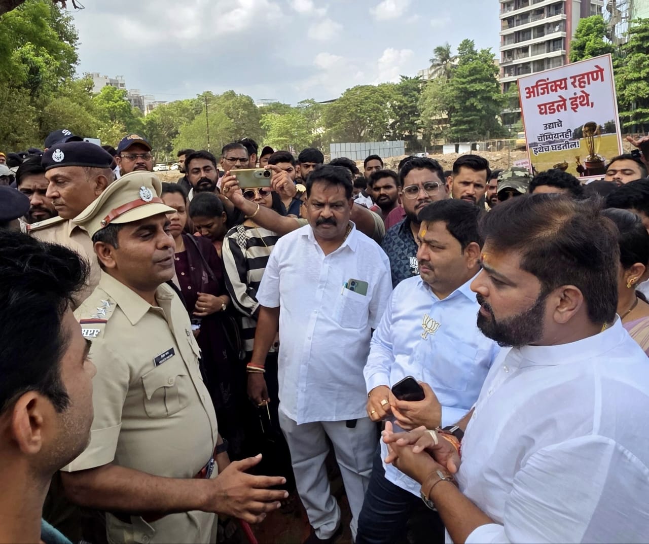 रेल्वे मैदान वाचवण्यासाठी शिवसेना-भाजपाचे आंदोलन