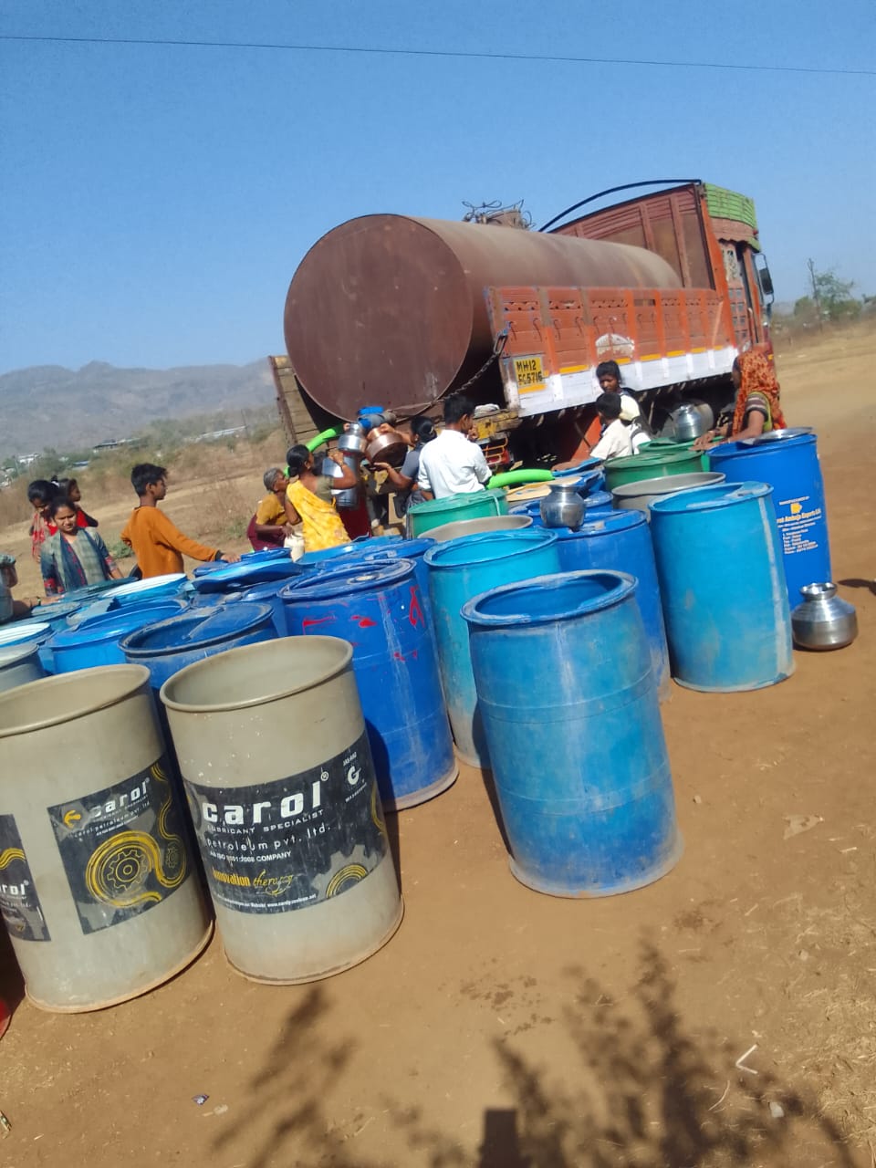 १६६ गाव पाड्यांची तहान भागवण्यासाठी धावू लागले ४० टँकर