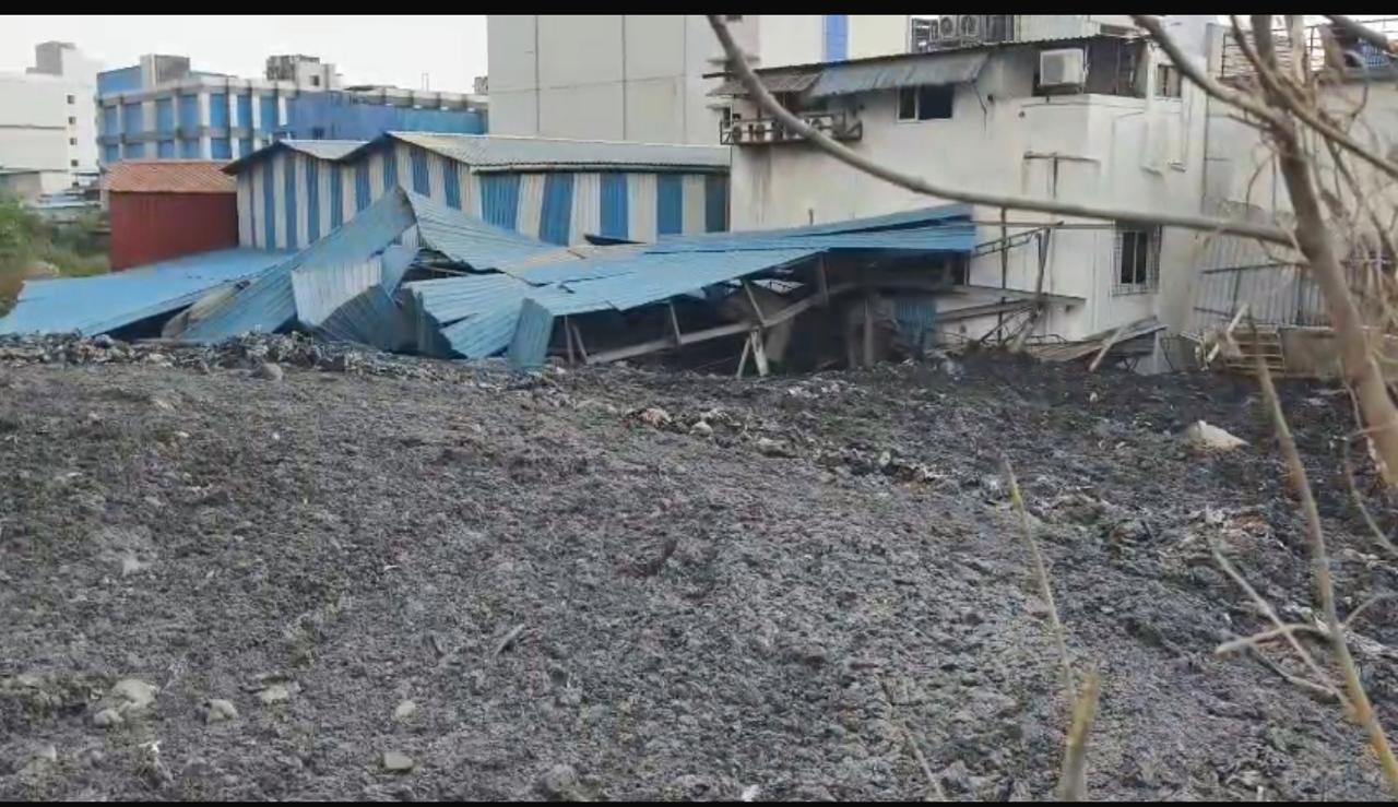 डोंगराची माती कोसळून कंपनी आवारातील वाहने ढिगाऱ्याखाली