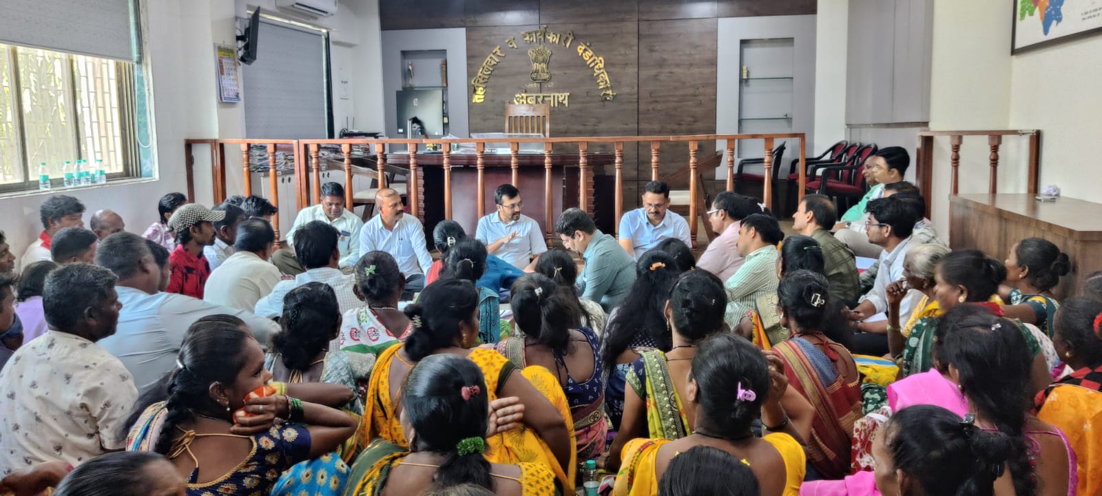 अंबरनाथ तहसिलदारांनी जमिनीवर बसून सोडवल्या आदिवासींच्या समस्या