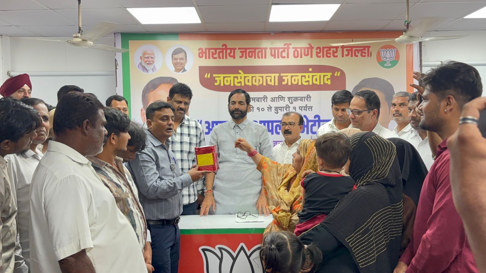 जनतेकडून पैसे गोळा करून निष्क्रिय अधिकाऱ्यांना देणार