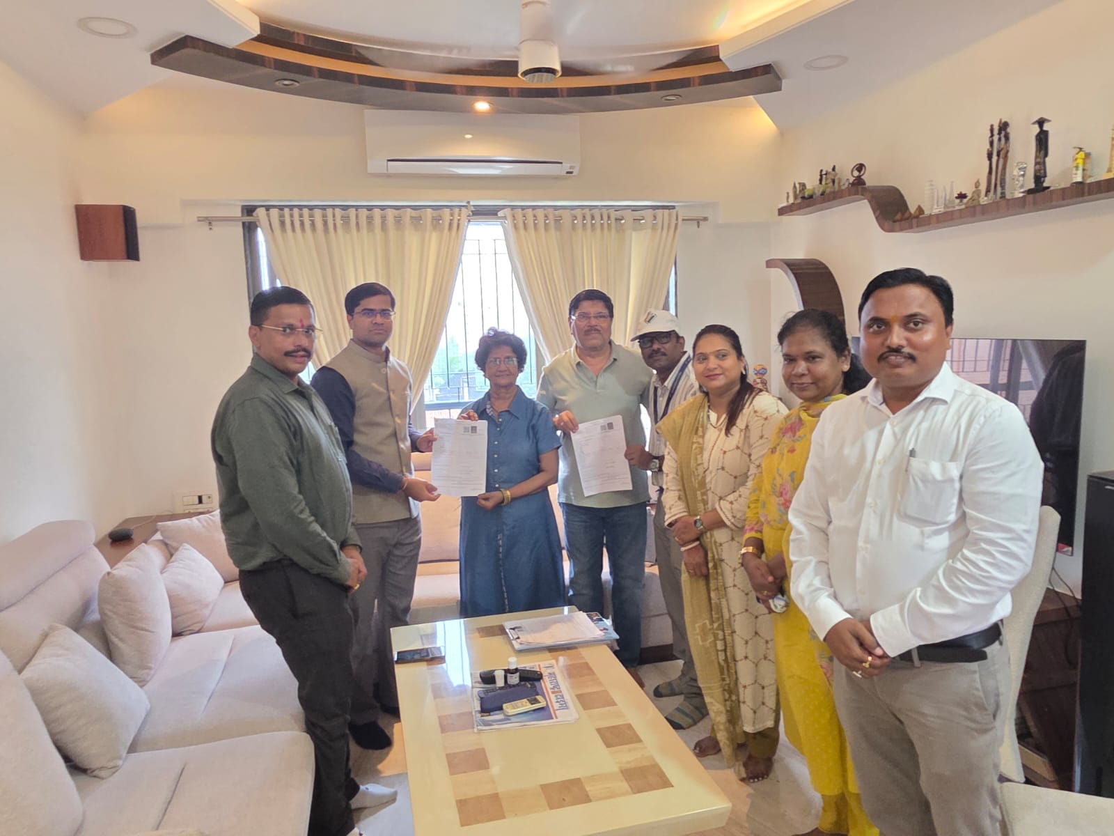 गणना अर्ज घेऊन चक्क जिल्हाधिकारी दारात