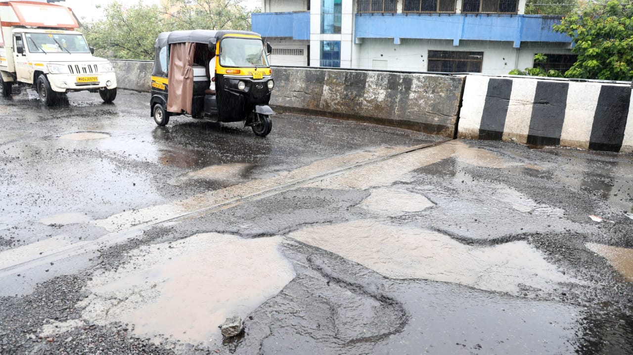 खड्डेमुक्त रस्त्यांचे दावे फोल; ठामपाची भरपावसात मलमपट्टी