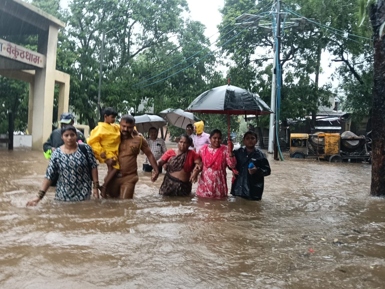 चिमुकल्यासाठी खाकी वर्दीतील विठ्ठल आला धावून