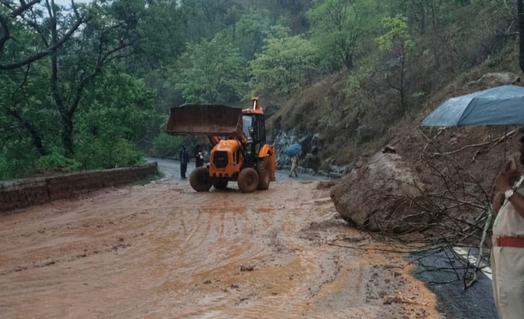 कसारा घाटात दरड कोसळून वाहतूक ठप्प
