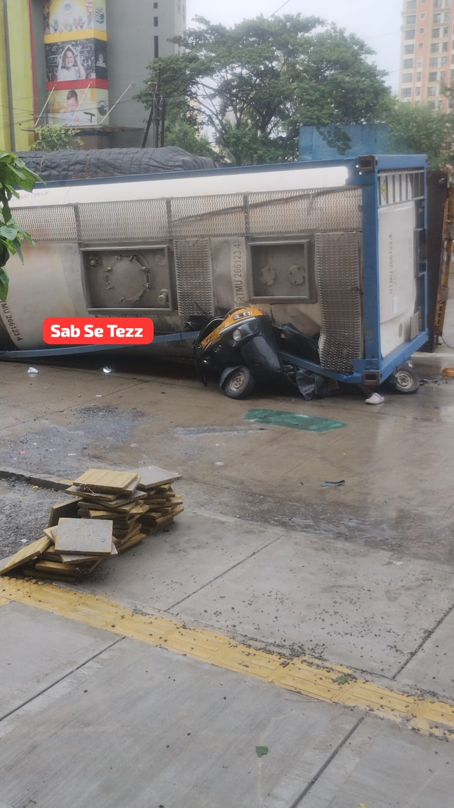 गॅस टँकर रिक्षावर पडून दोघे ठार, एक जखमी