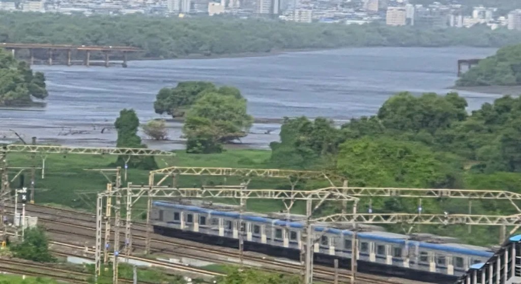 बुलेट ट्रेनचा तात्पुरता पूल मुसळधार पावसात वाहून गेला