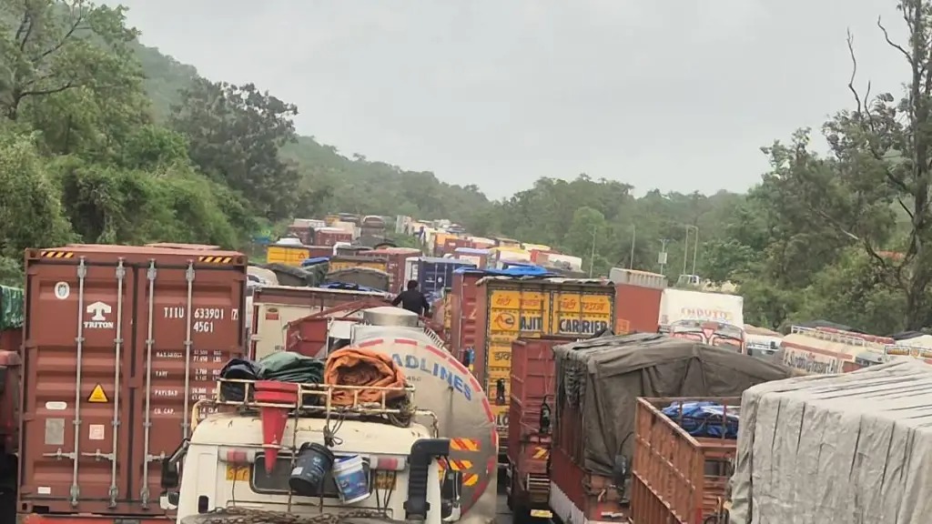 मुंबई-अहमदाबाद महामार्गावर भीषण वाहतूक कोंडी