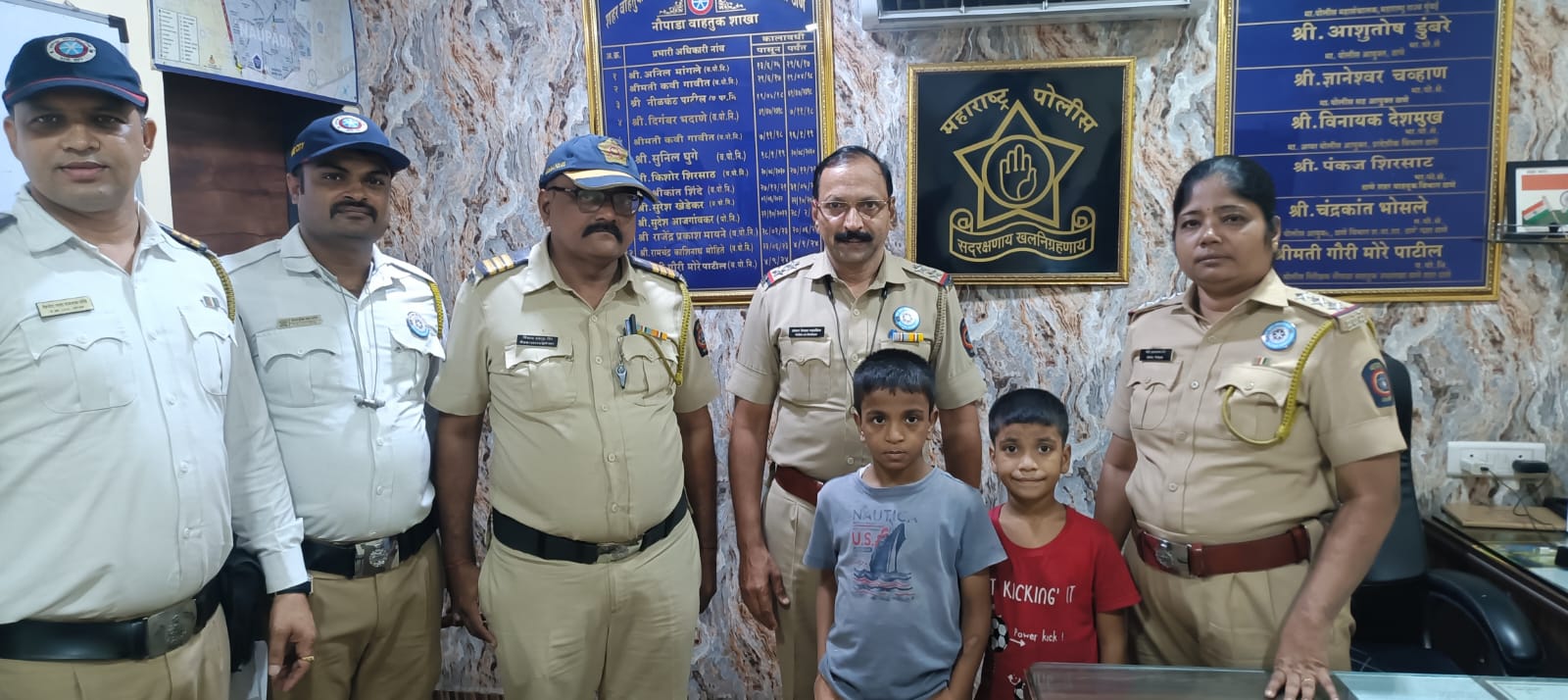 वाहतूक पोलिसांच्या सतर्कतेमुळे दोन चिमुकले कुटुंबात सुखरूप
