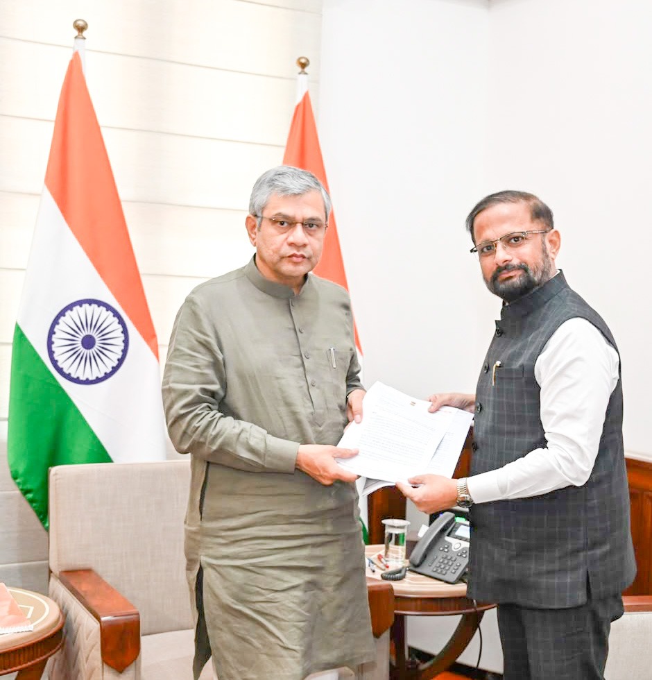 नवीन रेल्वे स्थानकासाठीचा निधी रेल्वे बोर्डाने तातडीने वर्ग करावा