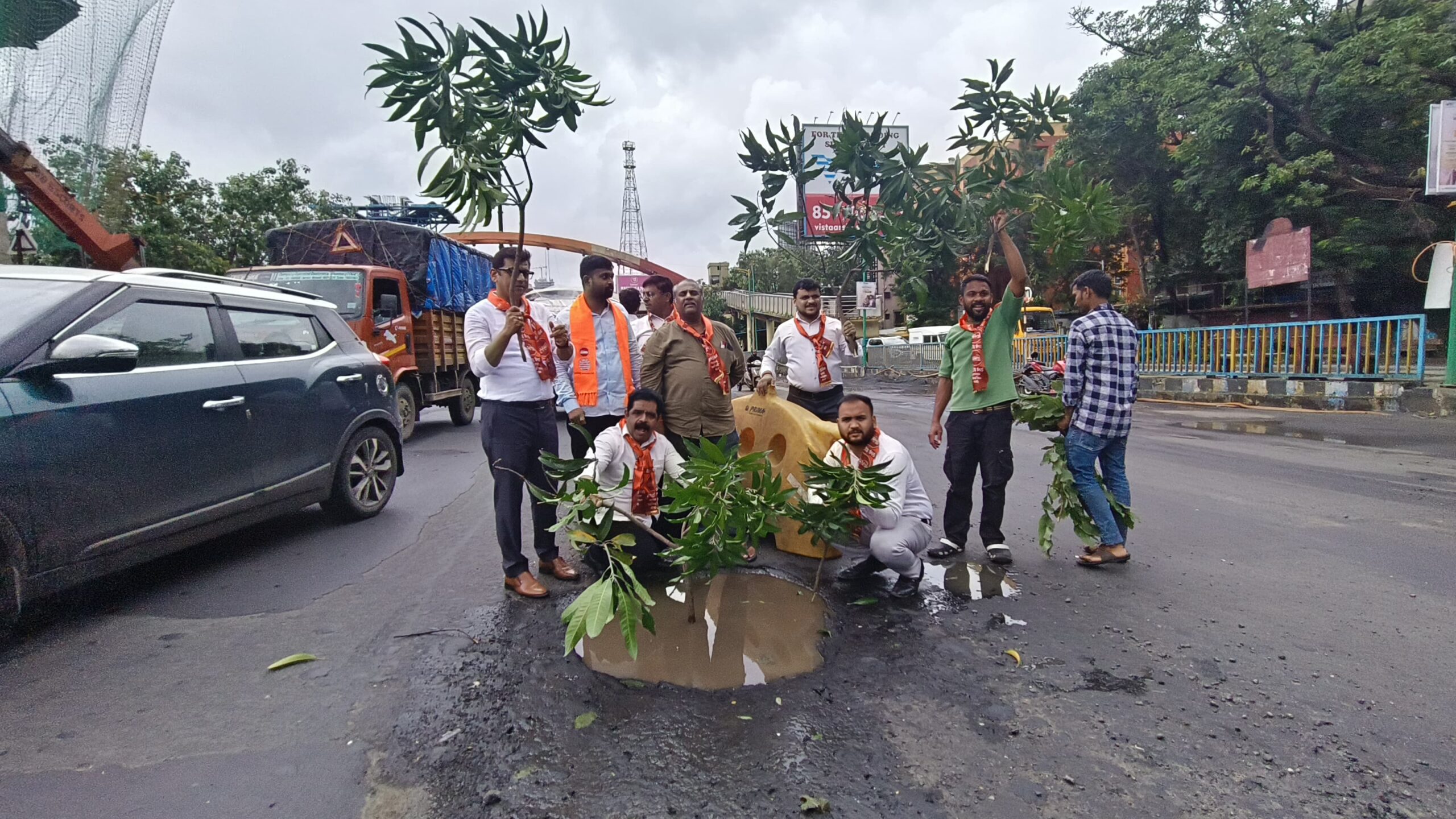 मनसेने खड्ड्यात झाडे लावून ठामपाचा केला निषेध